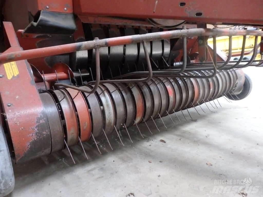 Hesston 4900 Round Balers