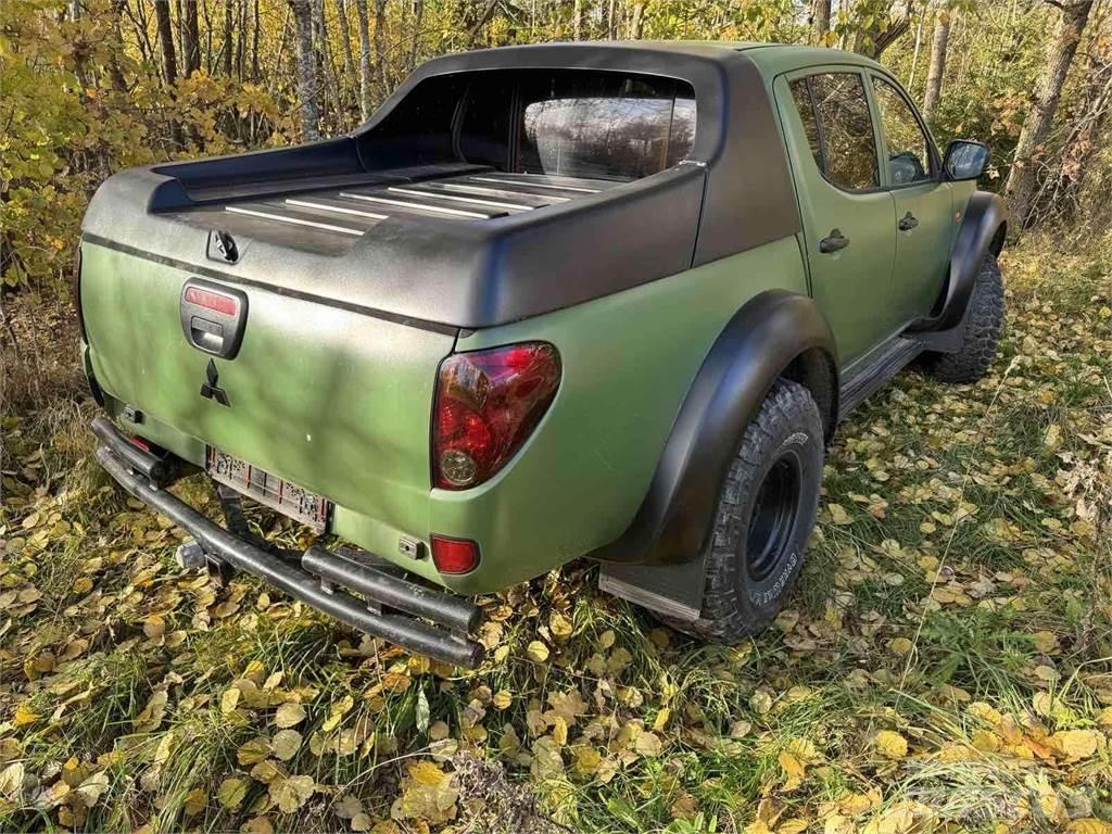 Mitsubishi  Automobiles / SUVS