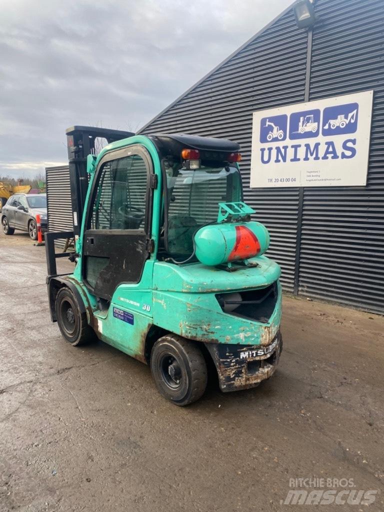 Mitsubishi FG 30 LPG trucks