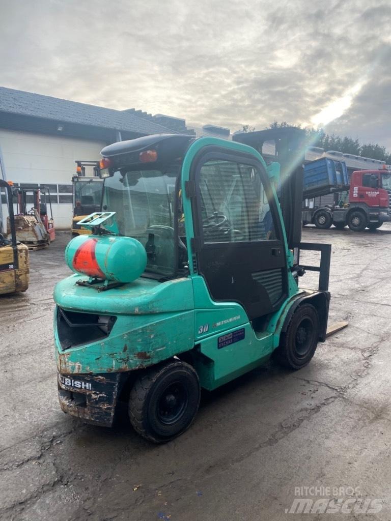 Mitsubishi FG 30 LPG trucks