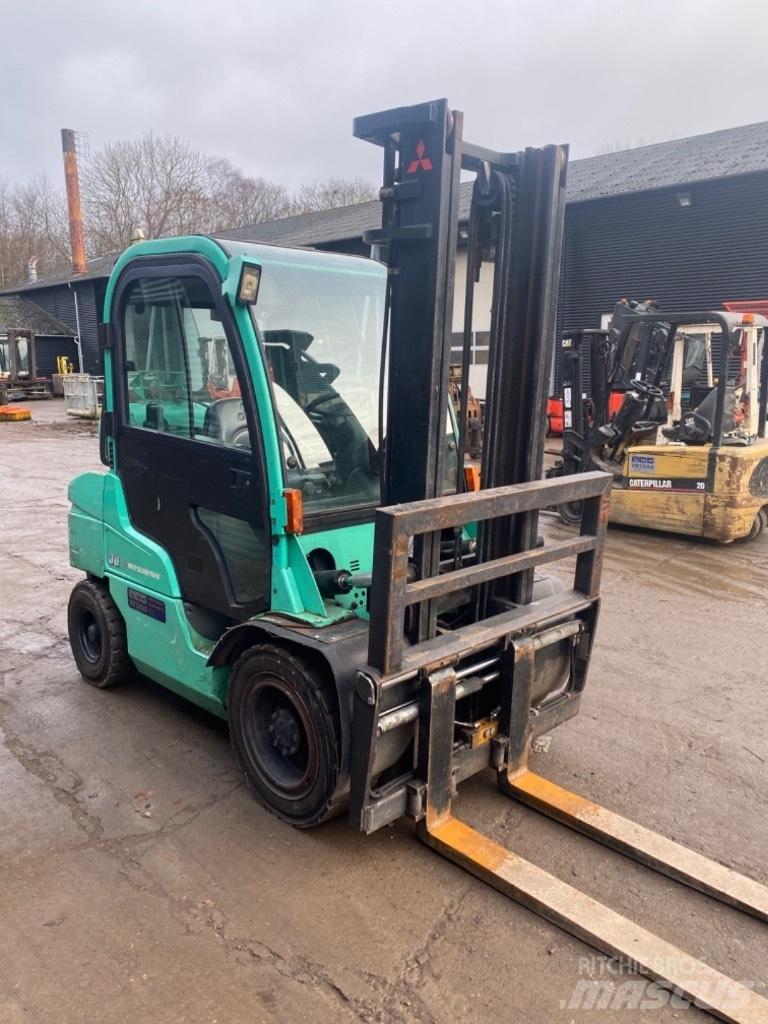 Mitsubishi FG 30 LPG trucks