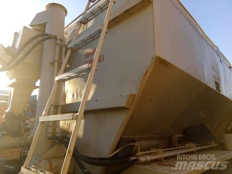 Mack R 600 Dump Trucks