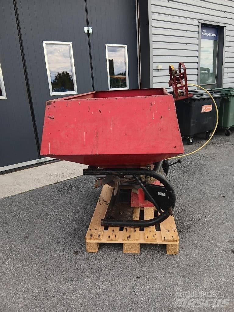 YLÖ Viska 800 Mineral spreaders