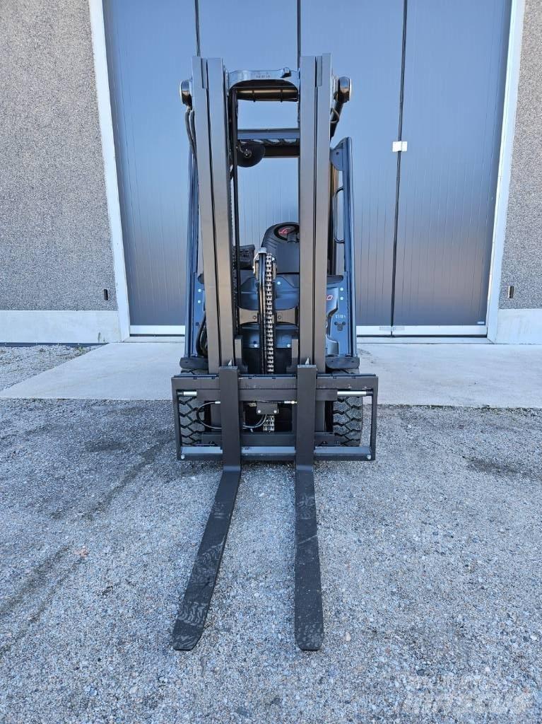 Linde E30-01 Electric Forklifts