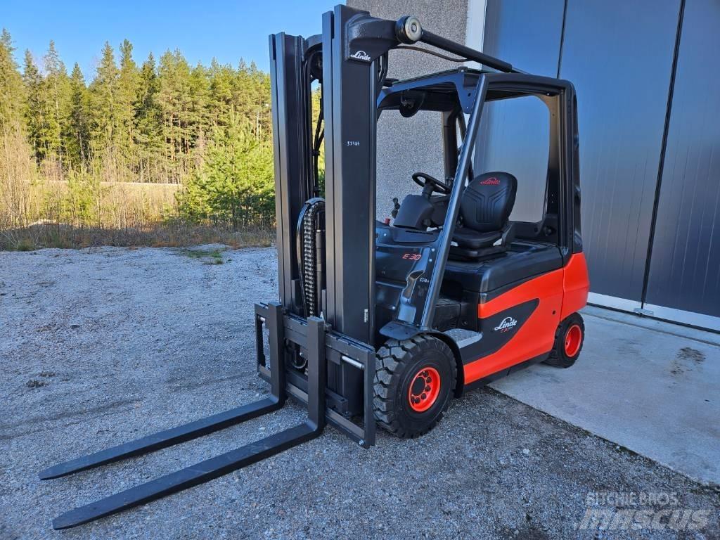 Linde E30-01 Electric Forklifts