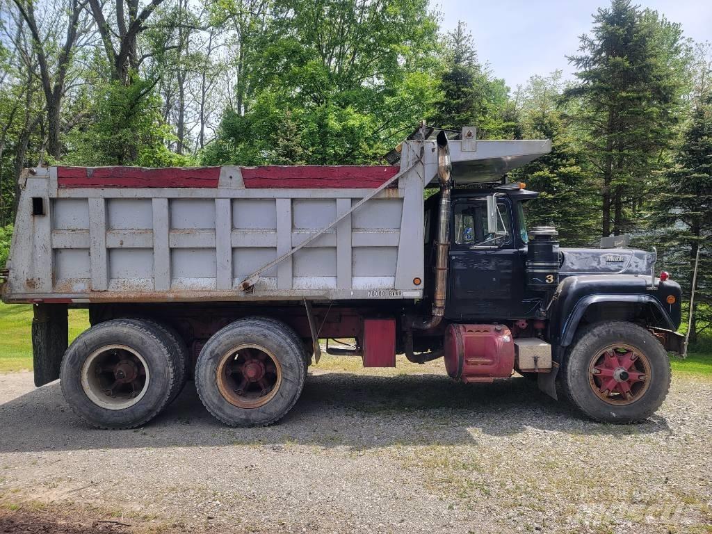 Mack RD 690 SX Dump Trucks