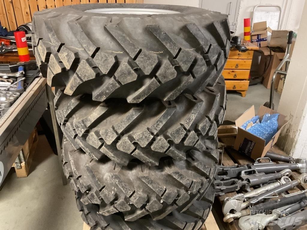 BKT 11,5/80-15,3 Tires, wheels and rims