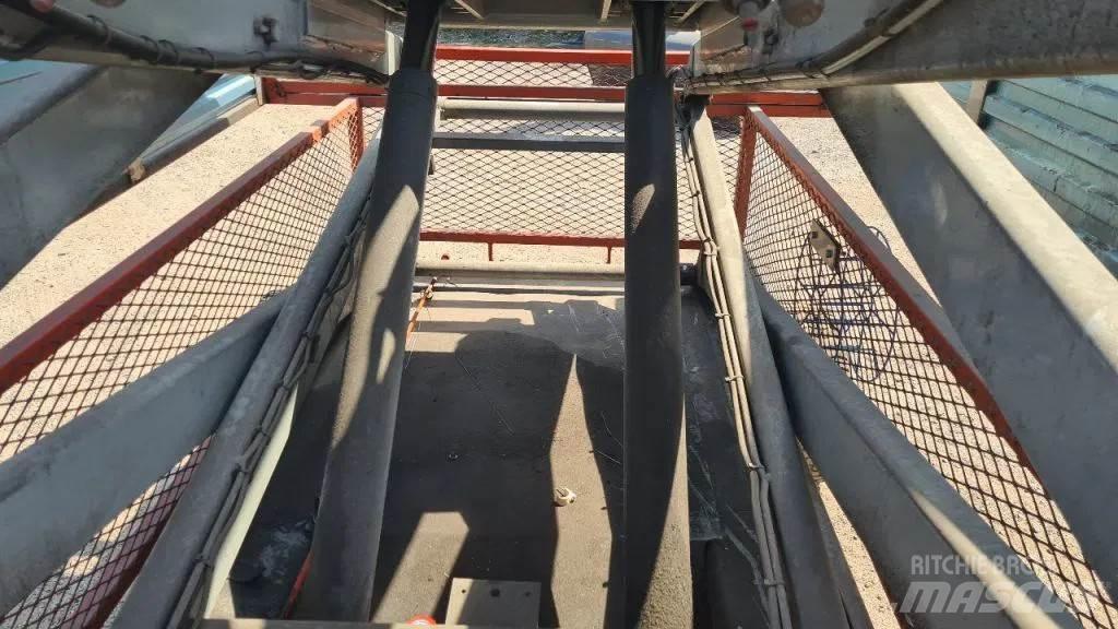 SkyJack 6832 Scissor Lifts