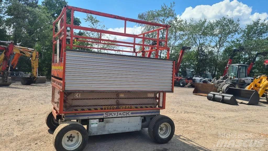 SkyJack 6832 Scissor Lifts