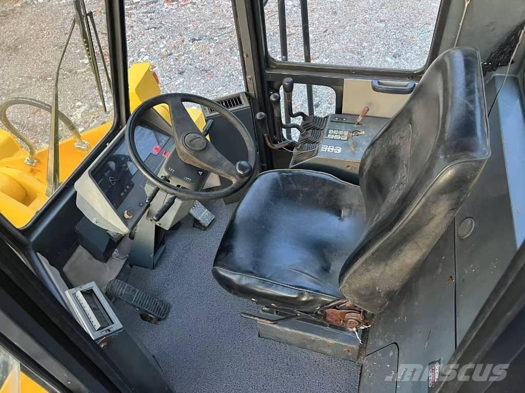 Komatsu WA 320-3 Wheel Loaders