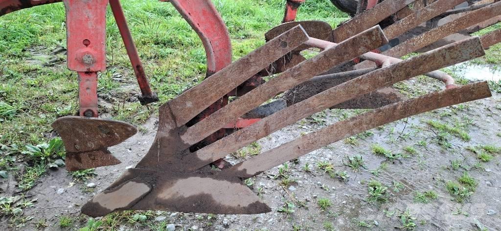 Kuhn Vari-Master 123 Reversible ploughs