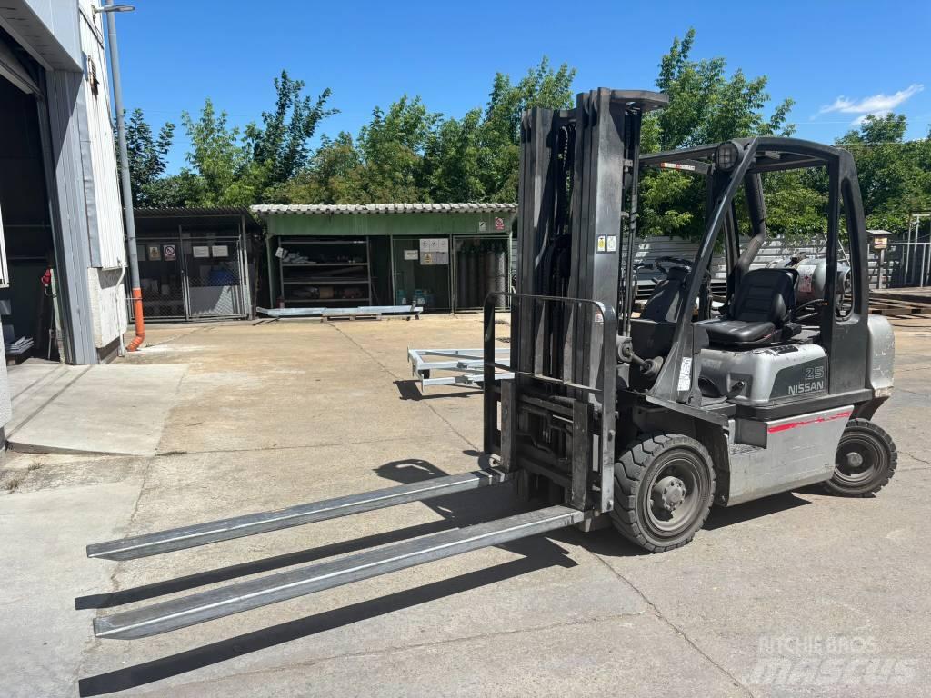Nissan UD02A25PQ LPG trucks