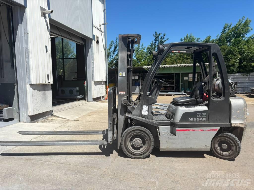 Nissan UD02A25PQ LPG trucks