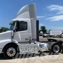 Volvo VNL 64T200 Conventional Trucks / Tractor Trucks