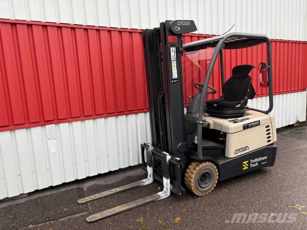 Crown SC3220 Electric Forklifts