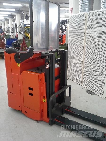 Linde L12LS-03 Self Propelled Stackers