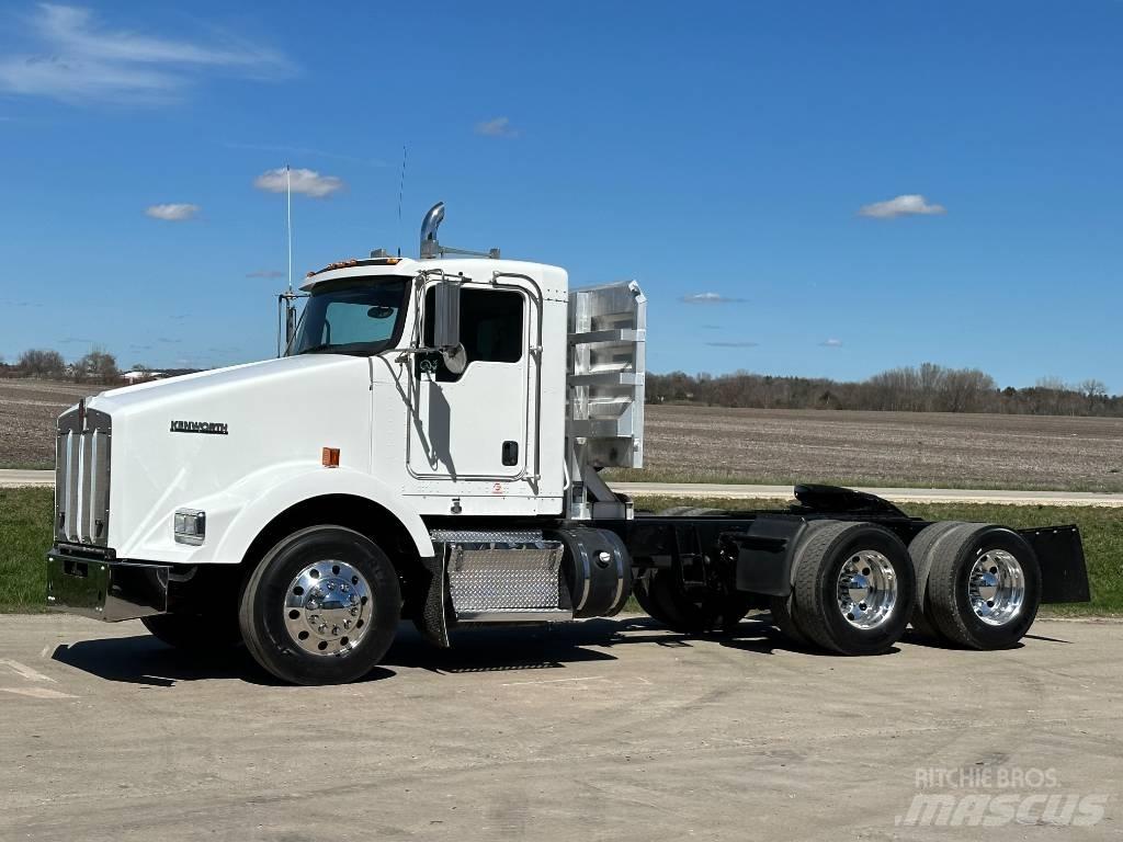 Kenworth T800 Conventional Trucks / Tractor Trucks