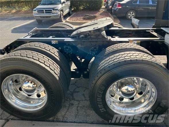 Kenworth T680 Conventional Trucks / Tractor Trucks