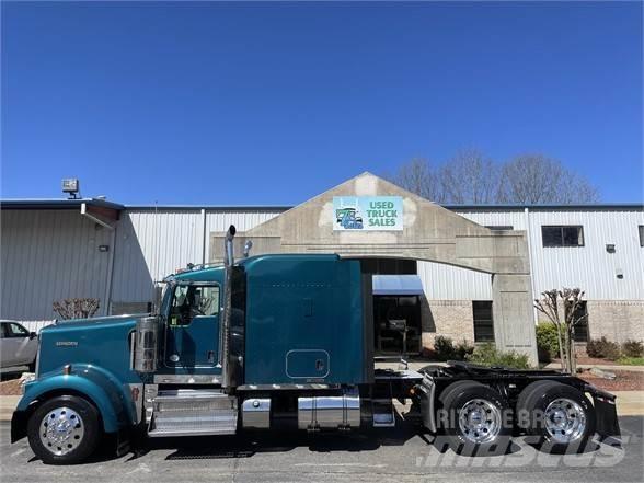 Kenworth W900L Conventional Trucks / Tractor Trucks
