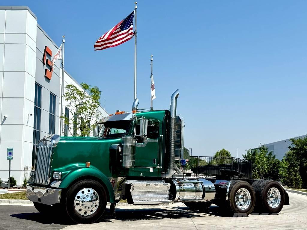 Kenworth W 900 Conventional Trucks / Tractor Trucks