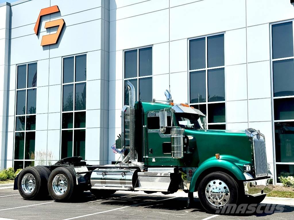 Kenworth W 900 Conventional Trucks / Tractor Trucks