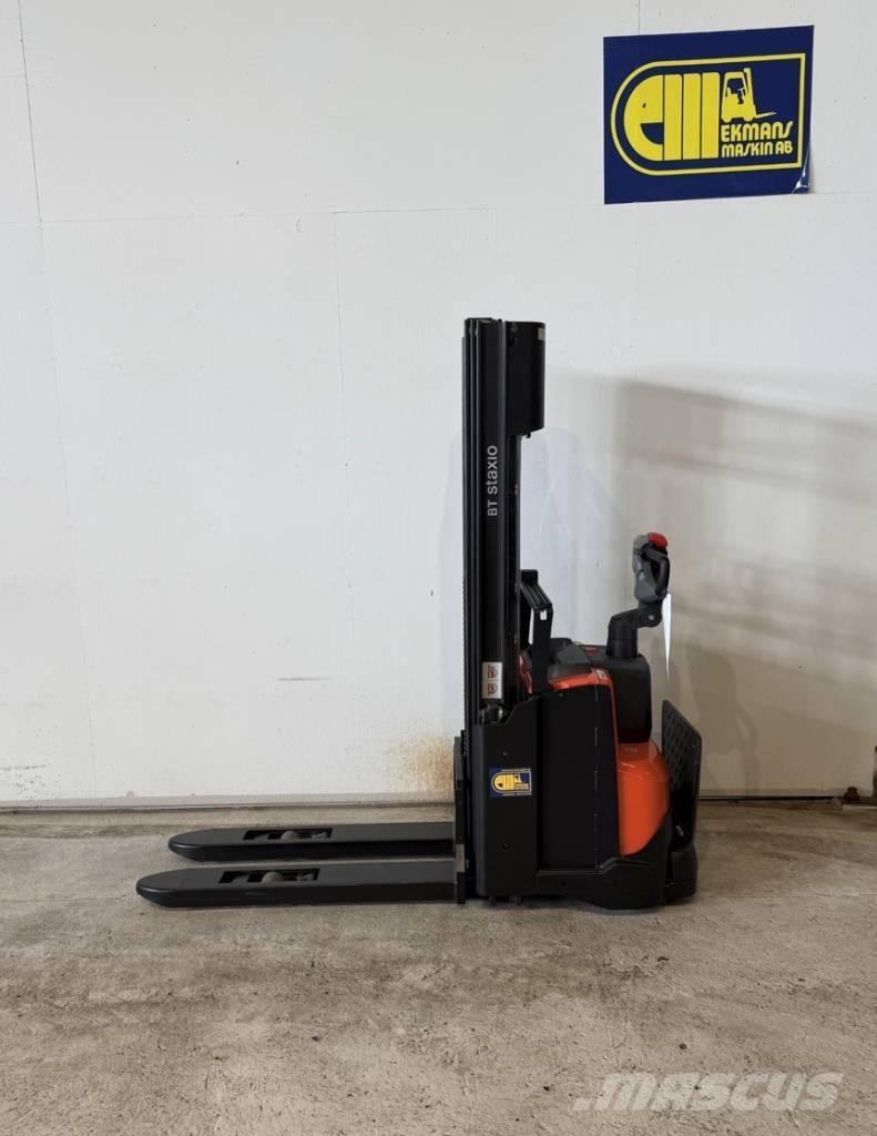 BT truck SWE 140L Pedestrian stacker