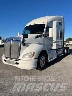 Kenworth T680 Conventional Trucks / Tractor Trucks