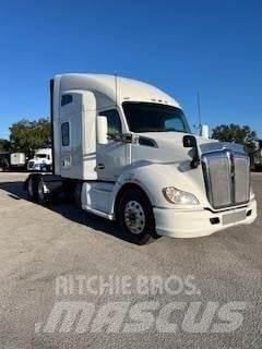 Kenworth T680 Conventional Trucks / Tractor Trucks