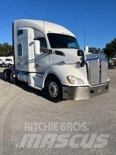 Kenworth T680 Conventional Trucks / Tractor Trucks