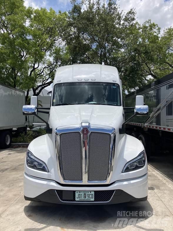 Kenworth T680 Conventional Trucks / Tractor Trucks