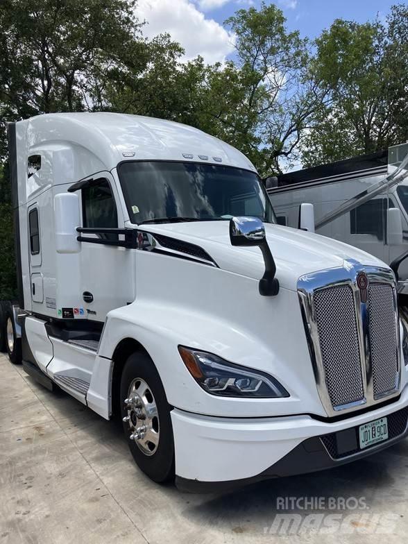 Kenworth T680 Conventional Trucks / Tractor Trucks
