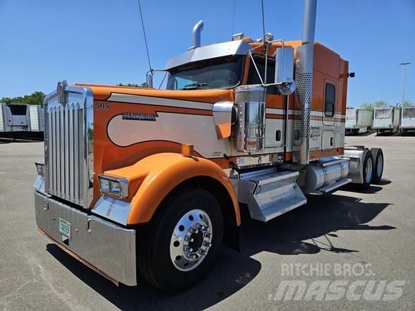 Kenworth W900 Conventional Trucks / Tractor Trucks