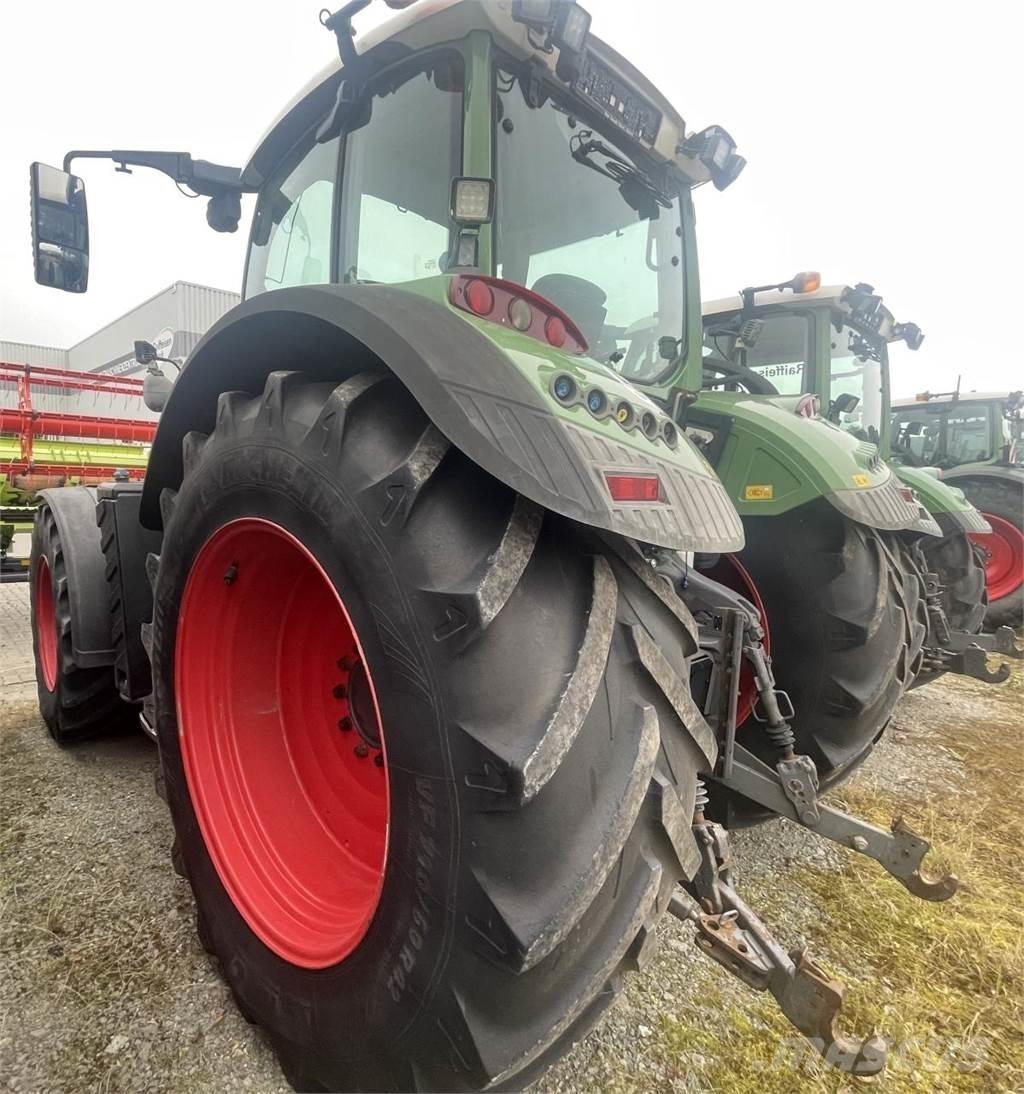 Fendt 820 Vario Tractors