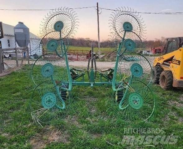 John Deere 702 Rakes and tedders