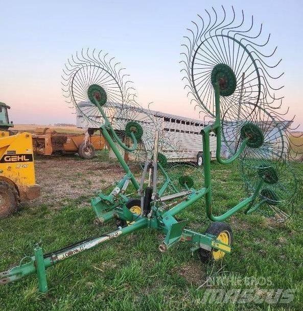 John Deere 702 Rakes and tedders