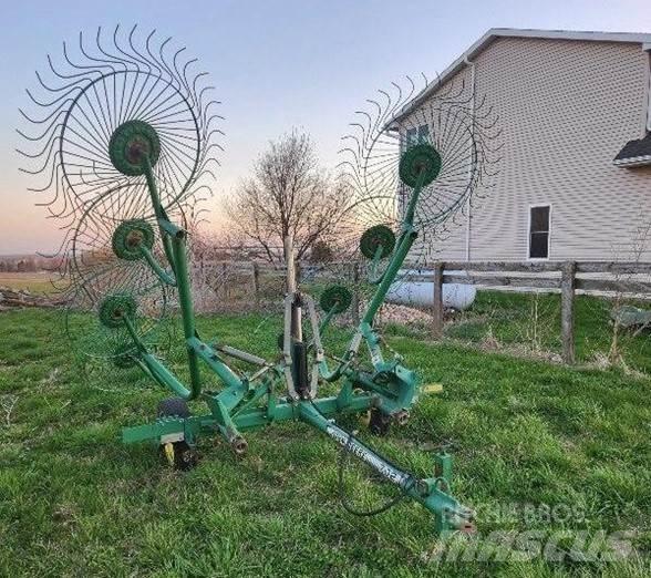 John Deere 702 Rakes and tedders