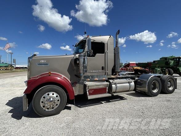 Kenworth W900 Conventional Trucks / Tractor Trucks
