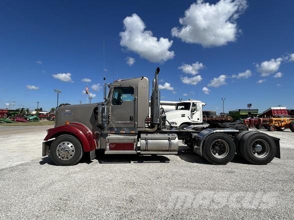 Kenworth W900 Conventional Trucks / Tractor Trucks