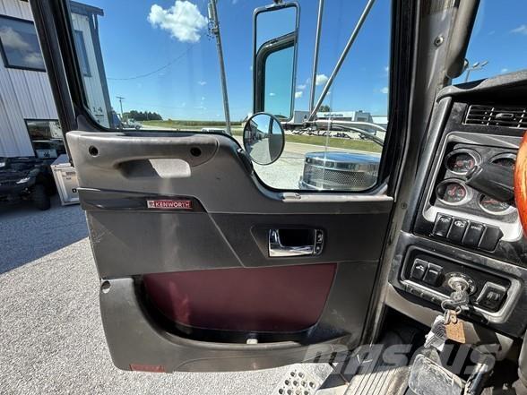 Kenworth W900 Conventional Trucks / Tractor Trucks