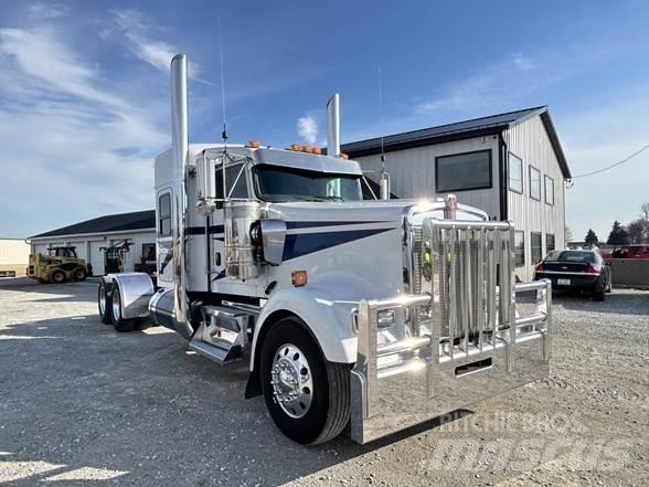 Kenworth W900L Conventional Trucks / Tractor Trucks