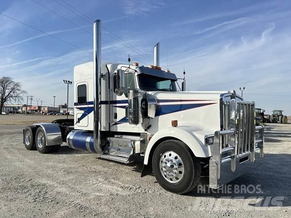 Kenworth W900L Conventional Trucks / Tractor Trucks