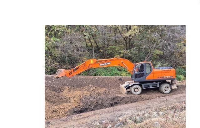 Doosan DX210WA Wheeled Excavators