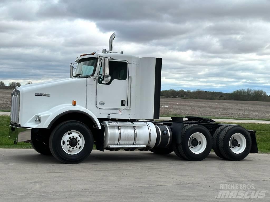 Kenworth T800 Conventional Trucks / Tractor Trucks