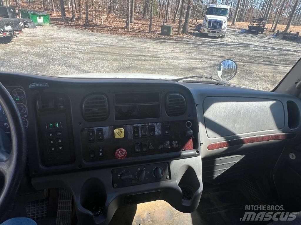 Freightliner M2106 Conventional Trucks / Tractor Trucks