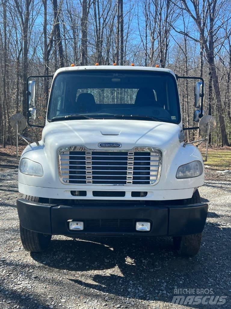 Freightliner M2106 Conventional Trucks / Tractor Trucks