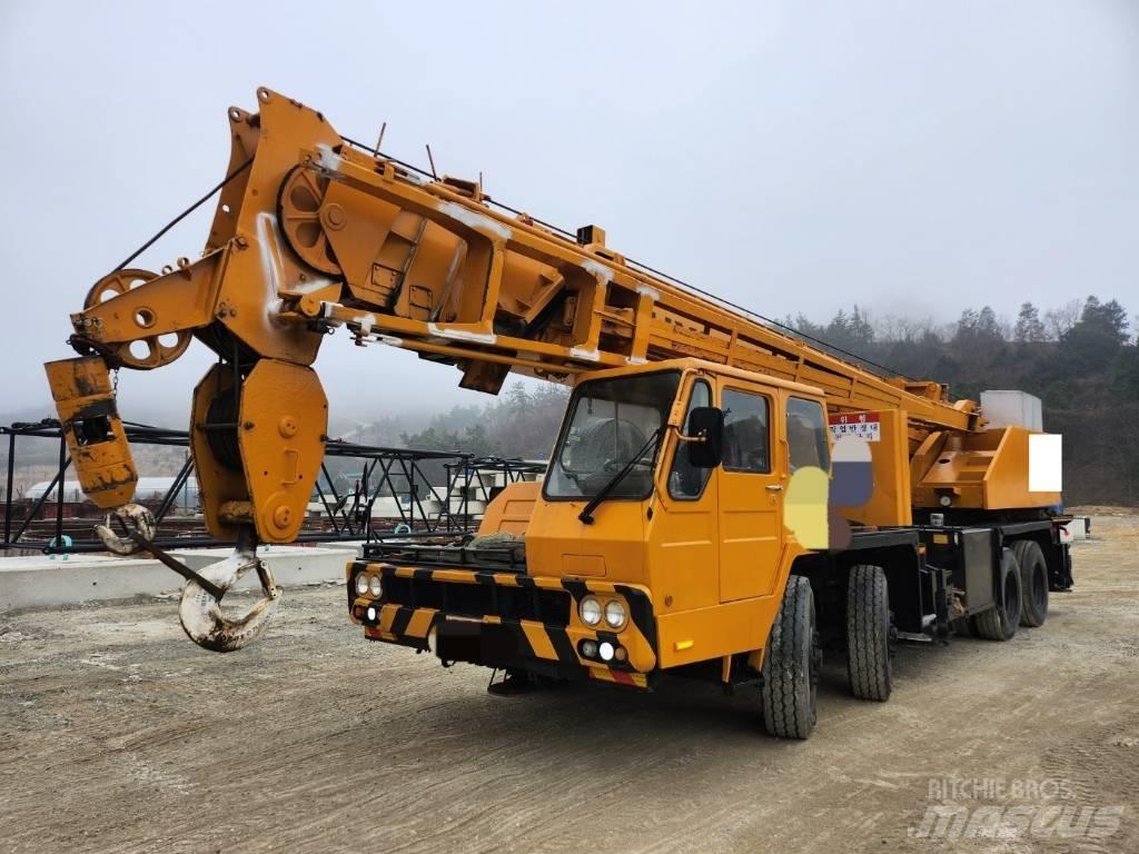 Hyundai HC 50 Mobile and all terrain cranes
