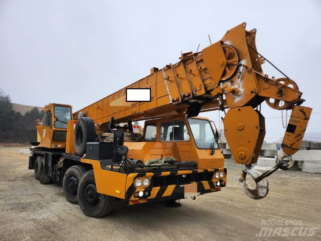 Hyundai HC 50 Mobile and all terrain cranes