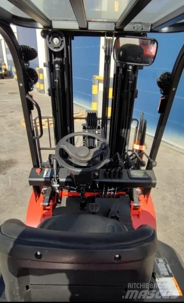 EP EQUIPMENT EFL302 Electric Forklifts