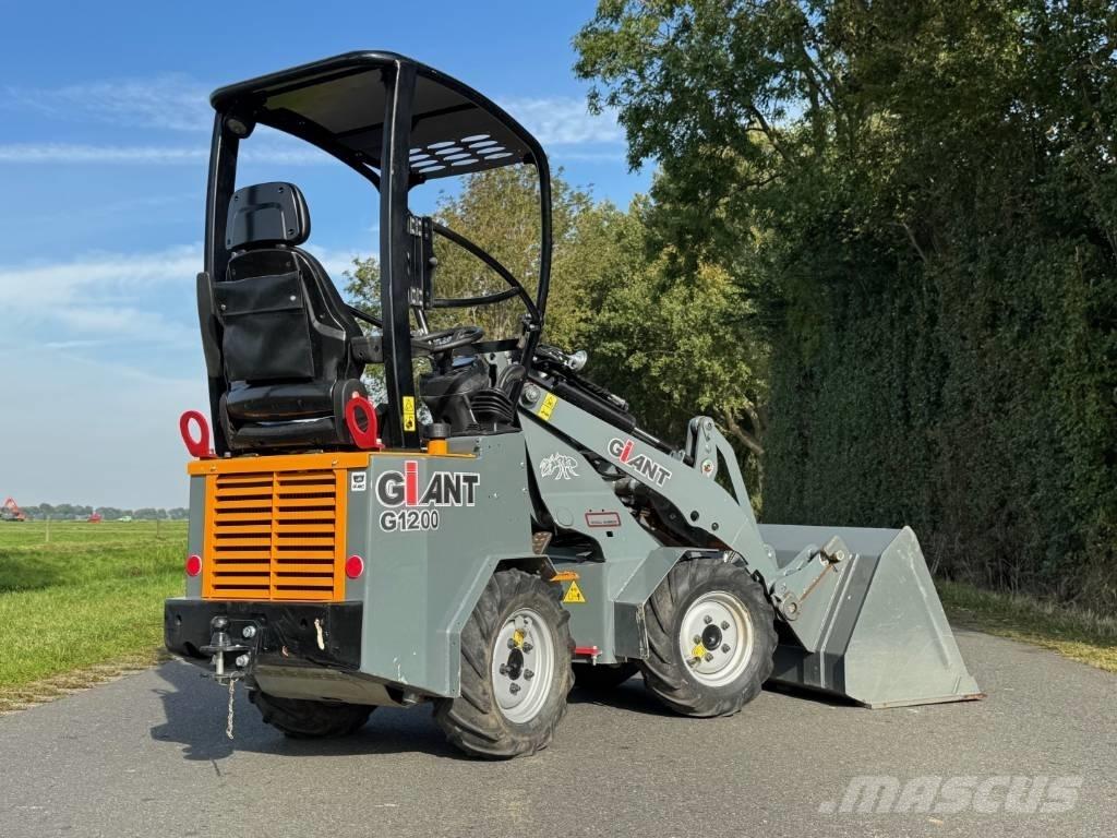 GiANT 1200 Wheel Loaders