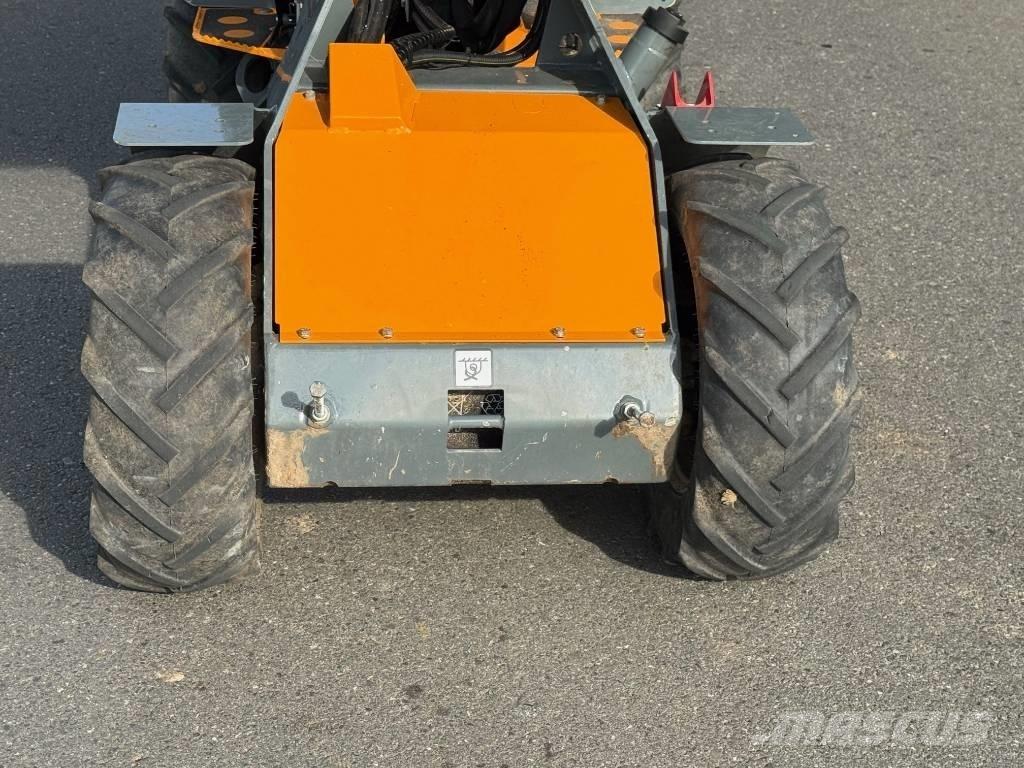 GiANT 1200 Wheel Loaders